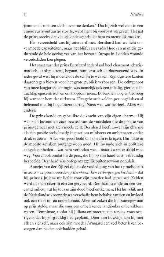 Pagina uit een boek met tekst over Prins Bernhard. Een foto van zijn handen met een sigaar.