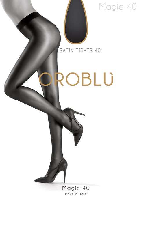 Model in zwarte satijnen panty met hoge hakken, met tekst 'OROGBLU Magie 40'.