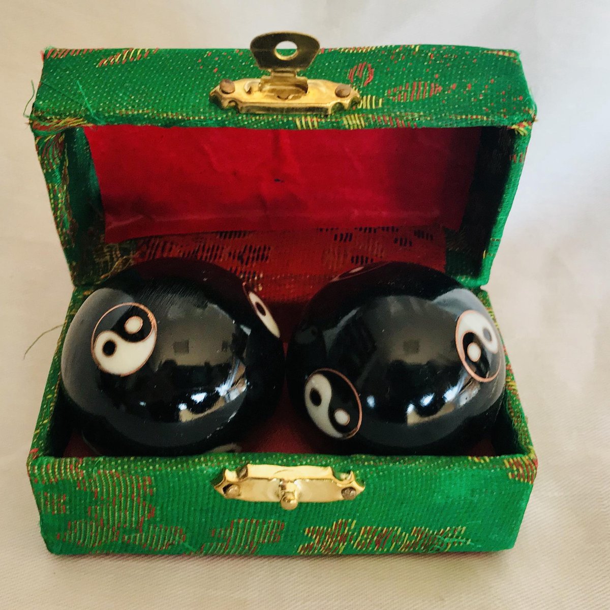 Goedkoopste Meridiaankogels met zwarte Yin Yang motief 4cm van cloisonne (een techniek van emailleren