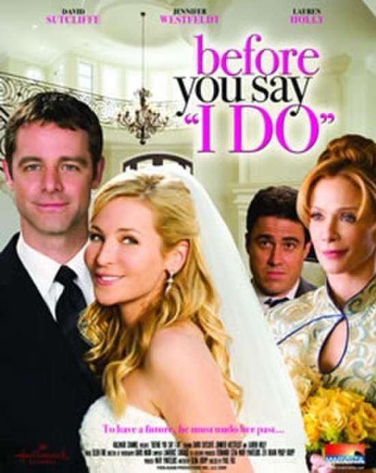 Vier acteurs uit de film 'Before You Say I Do'. Een bruid met blonde krullen en sluier, een man in smoking, een man met donker haar en een vrouw met opgestoken haar.