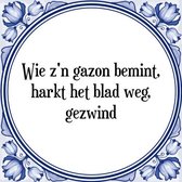 Tegeltje met Spreuk (Tegeltjeswijsheid): Wie z'n gazon bemint, harkt het blad weg, gezwind + Kado verpakking & Plakhanger