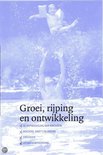 Een jong kind met zwemvleugels wordt door een volwassene omhoog gegooid in een zwembad. Tekst: Groei, rijping en ontwikkeling.
