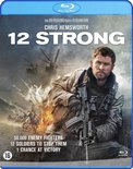 Blu-ray hoes "12 STRONG" met Chris Hemsworth als soldaat met wapen, helikopters en explosies op de achtergrond.