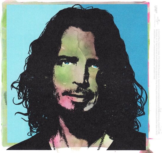 Portret van Chris Cornell met lang donker haar, blauwe ogen en een lichte baard op een blauwe achtergrond.