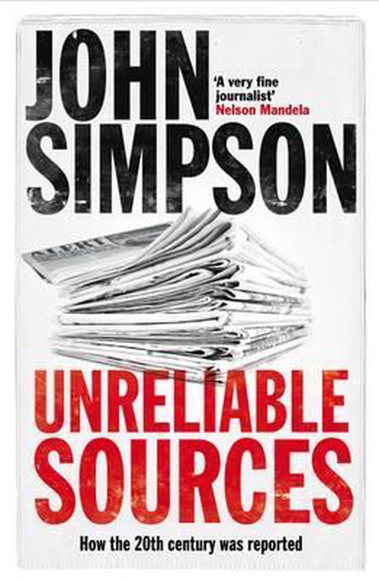 Boek "Unreliable Sources" van John Simpson met een stapel kranten.