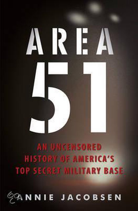 Area 51: An Uncensored History of America's Top Secret Military Base door Annie Jacobsen.
