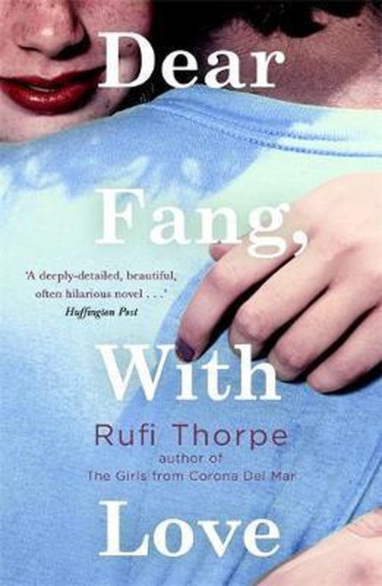 Couverture du livre 'Dear Fang, With Love' par Rufi Thorpe. Deux personnes s'enlacent, l'une porte un t-shirt bleu et blanc tie-dye.