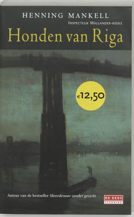 Boekcover van 'Honden van Riga' door Henning Mankell. Een donkere illustratie van een toren aan het water, met een klein figuurtje in de verte. Prijs: €12,50.