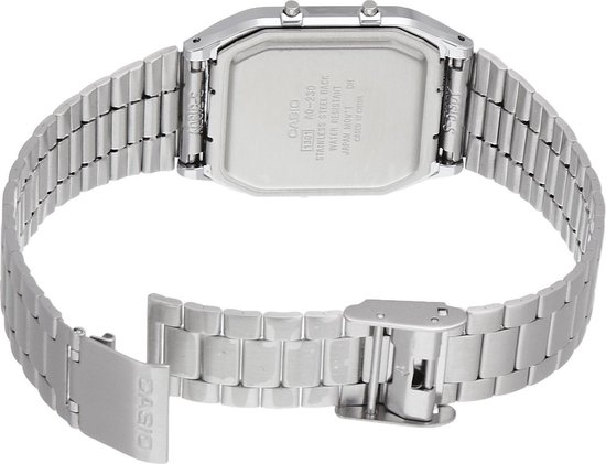 Montre argentée avec bracelet métallique, couvercle gravé et bracelet à maillons argenté ouvert.