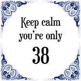 Verjaardag Tegeltje met Spreuk (38 jaar: Keep calm you're only 38 + cadeau verpakking & plakhanger