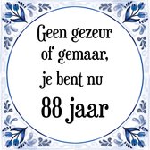 Verjaardag Tegeltje met Spreuk (88 jaar: Geen gezeur of ge maar, je bent nu gewoon 88 jaar + cadeau verpakking & plakhanger