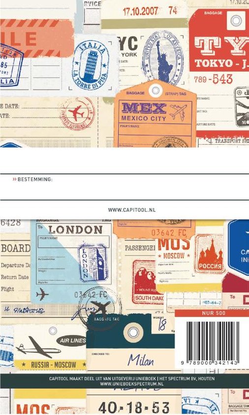 Collage van reistags met bestemmingen zoals Londen, Moskou en Milaan. Zichtbaar zijn "BAGGAGE TAG" en "PASSENGER NAME".