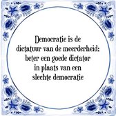 Tegeltje met Spreuk (Tegeltjeswijsheid): Democratie is de dictatuur van de meerderheid; beter een goede dictator in plaats van een slechte democratie + Kado verpakking & Plakhanger