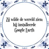 Tegeltje met Spreuk (Tegeltjeswijsheid): Zij wilde de wereld zien; hij installeerde Google Earth + Kado verpakking & Plakhanger