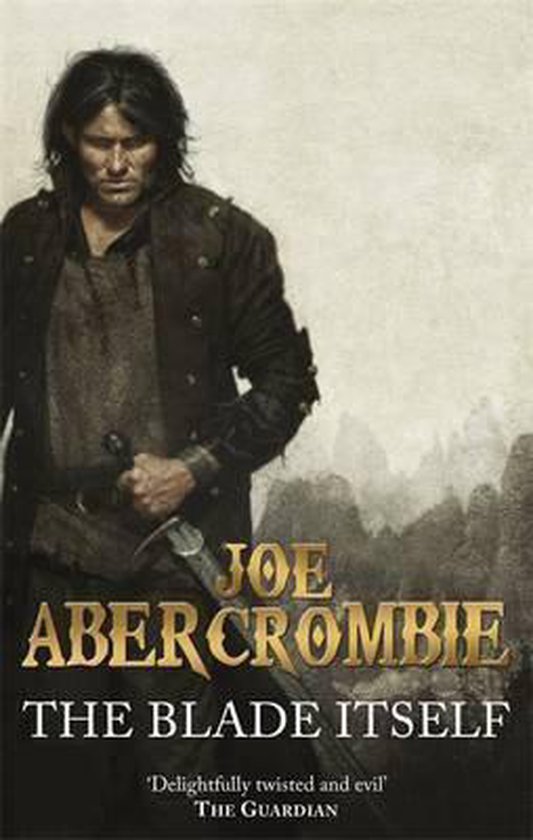 Boekomslag van 'The Blade Itself' van Joe Abercrombie, met een man in donkere kleding en zwaard, met rotsen op de achtergrond.