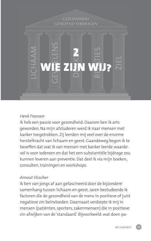 Pagina 13: "2 WIE ZIJN WIJ?" met afbeelding van een tempel met pilaren. Tekst over Henk Fransen en Arnout Visscher.