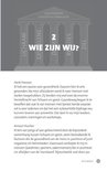 Pagina 13: "2 WIE ZIJN WIJ?" met afbeelding van een tempel met pilaren. Tekst over Henk Fransen en Arnout Visscher.