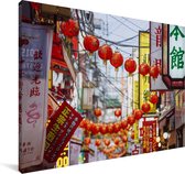 Canvas Schilderij Rode lantaarns in een straat van Yokohama in Japan - 140x90 cm - Wanddecoratie