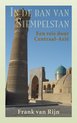 Boek 'In de ban van Stempelstan' Een reis door Centraal-Azië van Frank van Rijn. Toont een minaret en moskee onder een helderblauwe lucht.