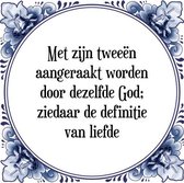 Tegeltje met Spreuk (Tegeltjeswijsheid): Met zijn twee�n aangeraakt worden door dezelfde God; ziedaar de definitie van liefde + Kado verpakking & Plakhanger