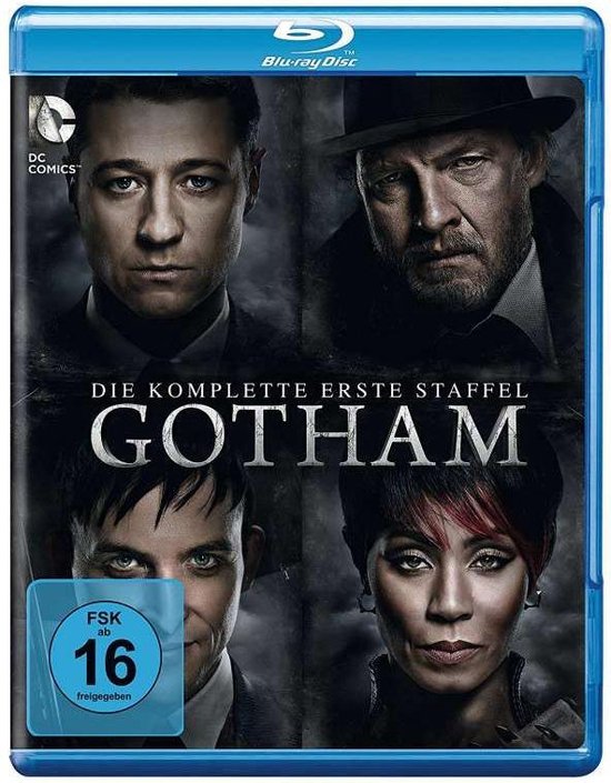 Blu-ray hoes van Gotham - Seizoen 1. Vier personages op de hoes: een man met een hoed, een man met een donkere bril, een jonge man met groene ogen en een vrouw met rood geverfd haar.
