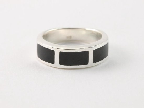 Zilveren ring met onyx - maat 17.5
