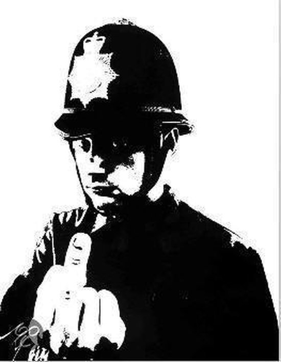 Zwart-wit stencil van een politieagent in helm die met zijn vinger wijst.
