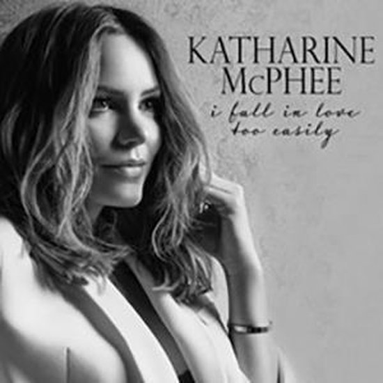 Katharine McPhee met tekst "i fall in love too easily".