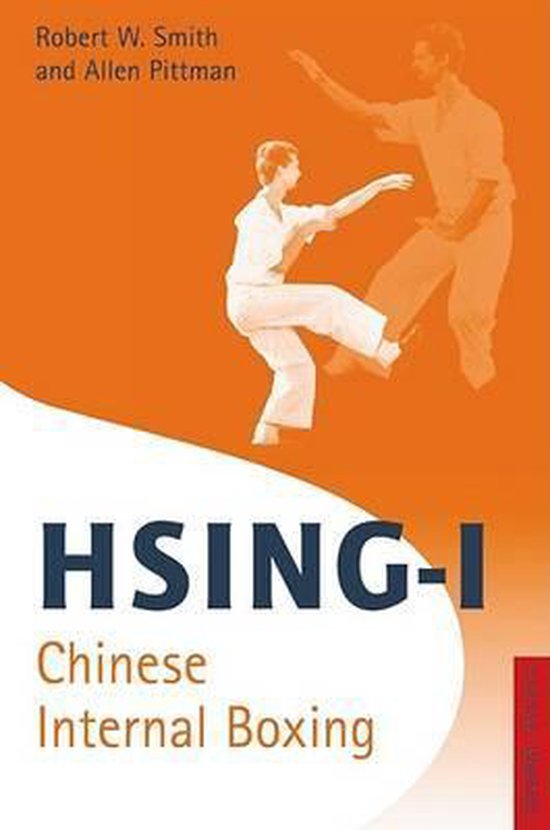 Twee personen in vechtsportkleding die Hsing-I Chinese Internal Boxing beoefenen. Titel: Hsing-I Chinese Internal Boxing.