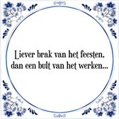 Tegeltje met Spreuk (Tegeltjeswijsheid): Liever brak van het feesten, dan een bult van het werken + Kado verpakking & Plakhanger