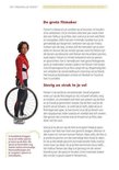 Een vrouw houdt een fietswiel vast en kijkt naar de camera, met de titel 'De grote fitmaker'.