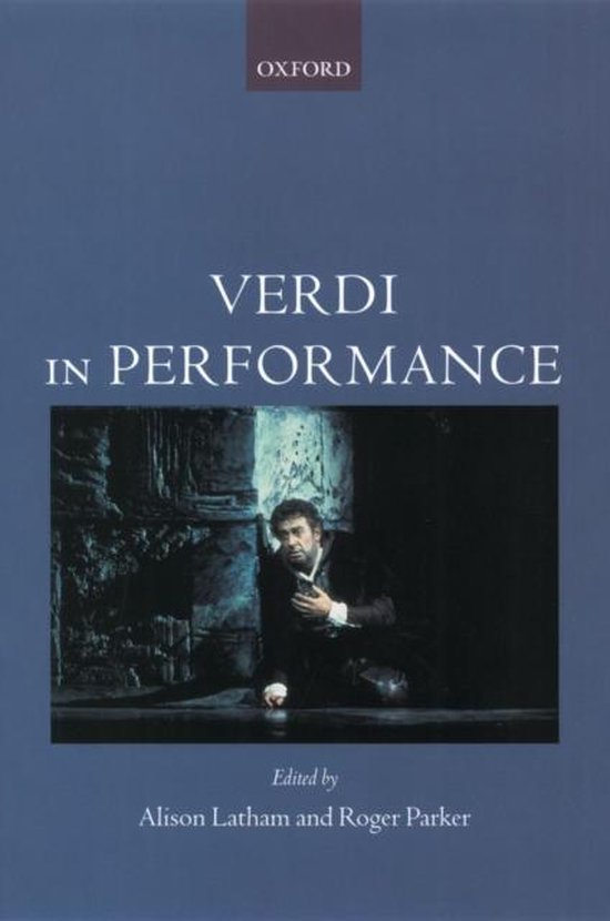 Boekomslag van Verdi in Performance met een foto van een man in een historisch kostuum op een operapodium.