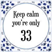Verjaardag Tegeltje met Spreuk (33 jaar: Keep calm you're only 33 + cadeau verpakking & plakhanger
