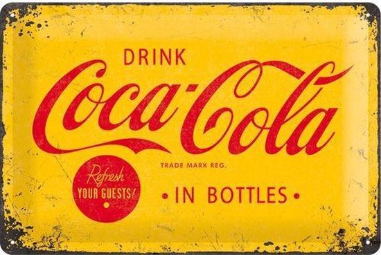 Logo jaune Coca Cola. Panneau mural publicitaire rétro. Billboard Amérique USA. Métal