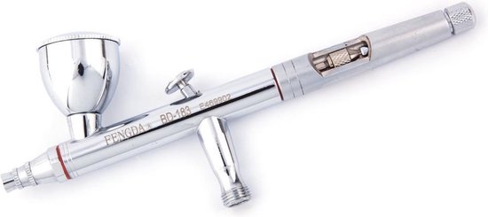 Zilverkleurig Fengda BD-183 airbrush pistool met een grote zilverkleurige cup en rode accenten.