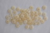 Witte semi transparante hoogglans knoop met streepjesmotief. Doorsnede 17mm. Zakje met 50 stuks.