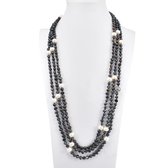 Proud Pearls® Extra lange zwarte parelketting met grote ronde parels en zilveren ornament.