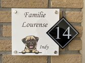 Naambordje voordeur Mopshond in kleur op wit plexiglas