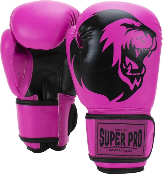 Roze bokshandschoenen met zwarte leeuwenkop opdruk en tekst 'SUPER PRO COMBAT GEAR'.
