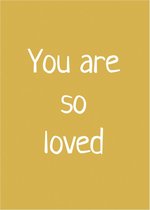 Poster okergeel met de tekst 'You are so loved' - poster babykamer of kinderkamer