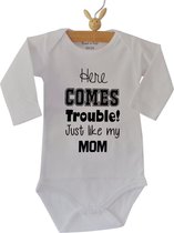 Baby Romper bekendmaking zwangerschap aanstaande baby jongen meisje unisex  met tekst | Here comes trouble Just like my Mom  ( mama ) | Lange mouw | wit zwart | maat 74/80