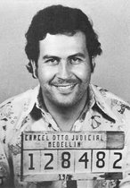 ✅ Pablo Escobar • Toile Mugshot 150x100 cm • Impression photo sur toile peinture ( Décoration murale salon / chambre / cuisine / bureau / bar / restaurant) / Peintures sur toile Pablo Escobar / affiche