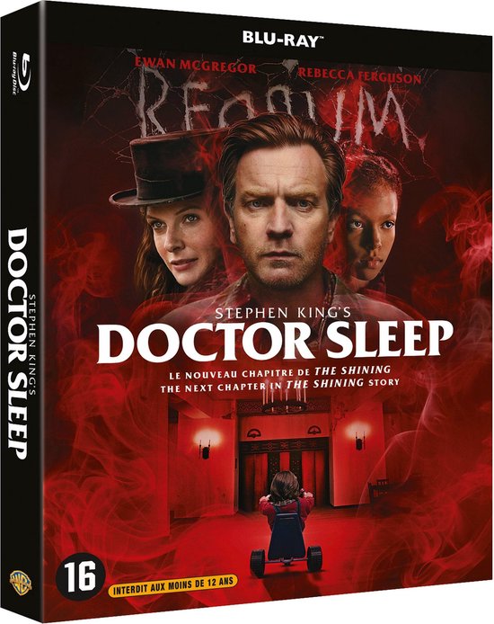 Blu-ray hoes van Doctor Sleep met Ewan McGregor, Rebecca Ferguson, Kyliegh Curran, en een kind op een driewieler in een rode gang.