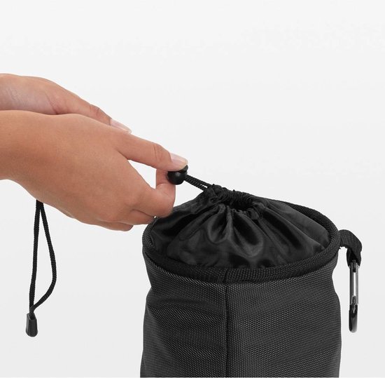Handen sluiten een zwart Brabantia wasknijperzakje met een trekkoord.