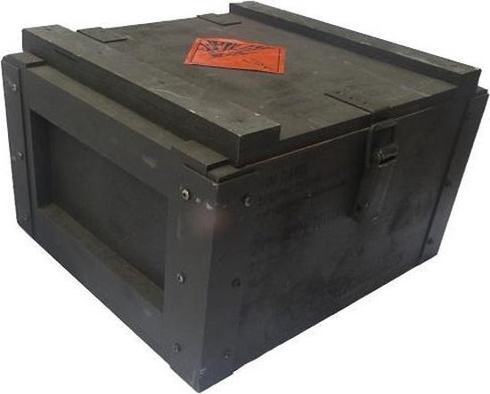 Gesloten donkergroene houten munitiekist met metalen sluiting en rode waarschuwingssticker op het deksel.