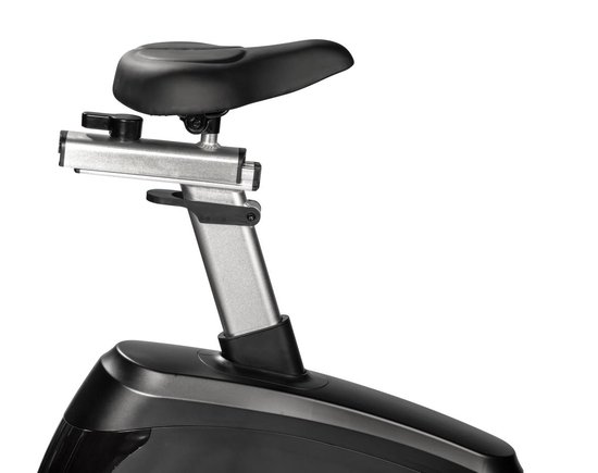 Detailopname van het zadel en de zadelpen van de zwarte Flow Fitness hometrainer.