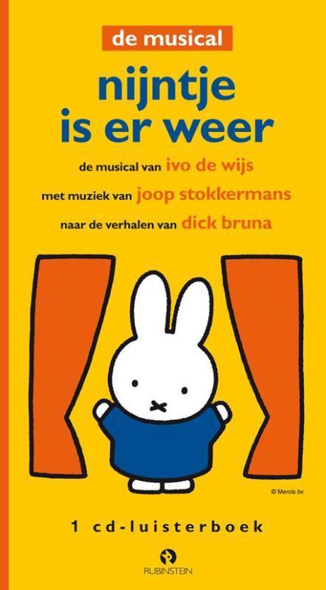 Een geel boek met de titel 'Nijntje is er weer' en een afbeelding van Nijntje in een blauw kledingstuk, staande tussen twee oranje gordijnen.