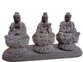 Drie boeddha's op sokkel