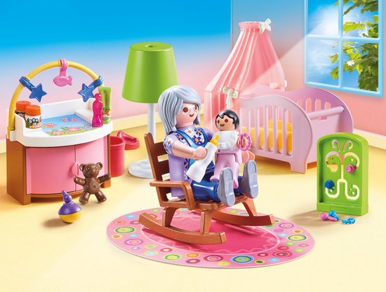 Playmobil babykamer: oma voert baby in wipstoel, bij wieg, commode, kinderstoel en groene lamp.