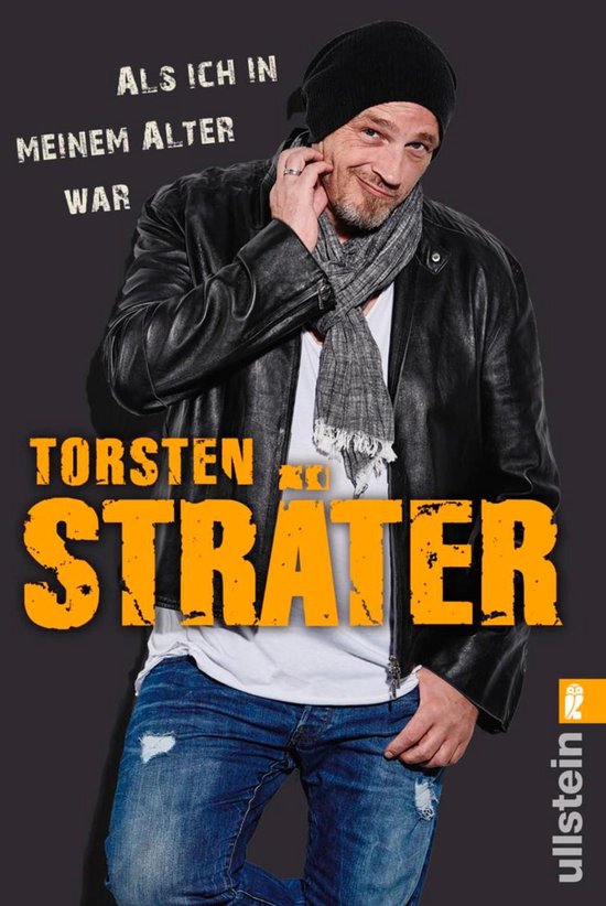 Torsten Sträter porte une veste en cuir noire, une écharpe grise et un jean. Texte : "ALS ICH IN MEINEM ALTER WAR"
